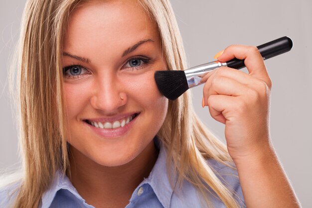 Jeune femme blonde avec une brosse