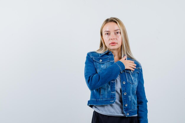 Jeune femme blonde charmante isolée