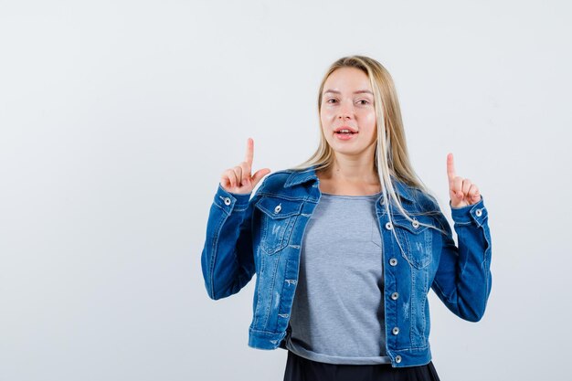 Jeune femme blonde charmante isolée