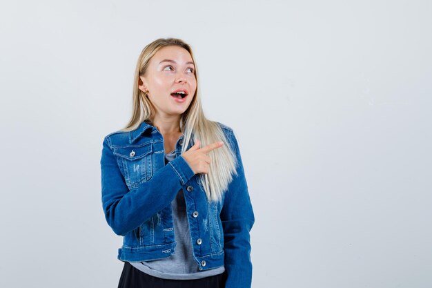 Jeune femme blonde charmante isolée