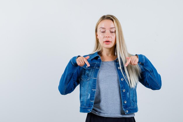 Jeune femme blonde charmante isolée