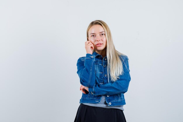 Jeune femme blonde charmante isolée