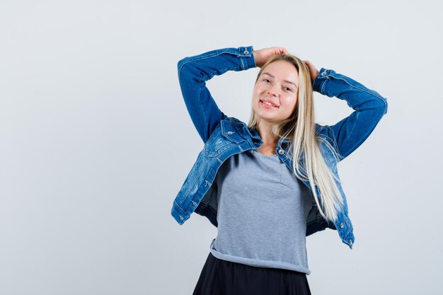 Jeune femme blonde charmante isolée