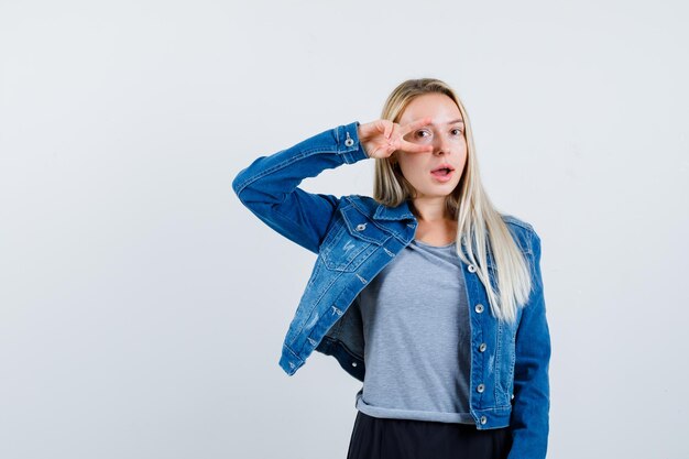 Jeune femme blonde charmante isolée