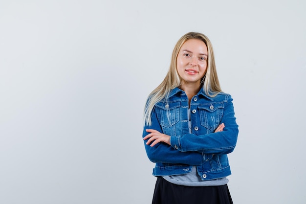 Jeune femme blonde charmante isolée