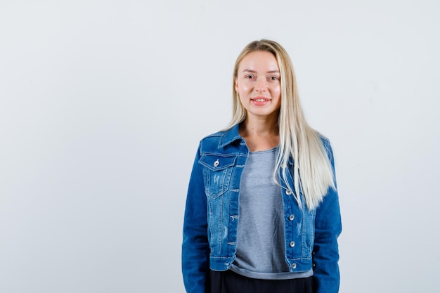 Jeune femme blonde charmante isolée