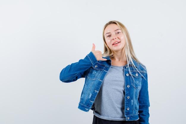 Jeune femme blonde charmante isolée