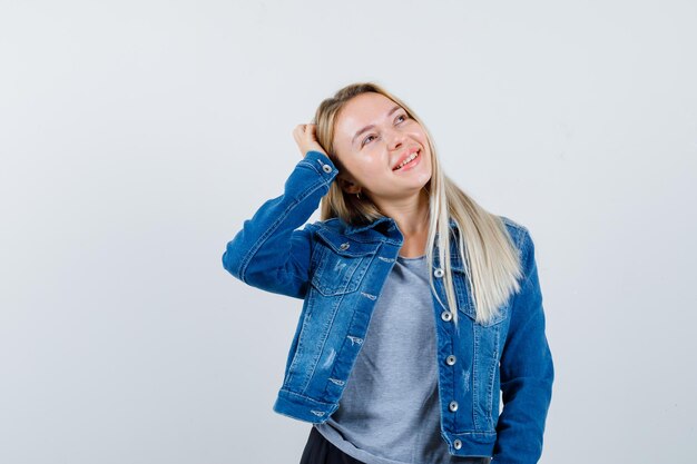 Jeune femme blonde charmante isolée