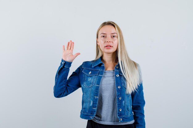 Jeune femme blonde charmante isolée