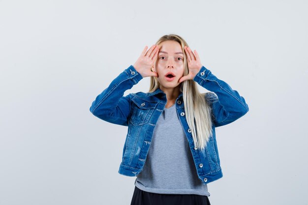 Jeune femme blonde charmante isolée