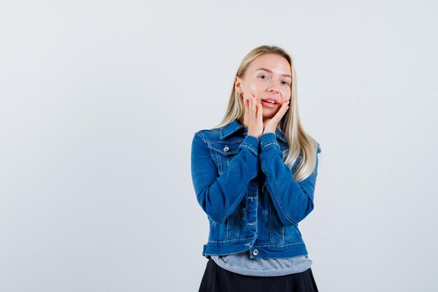 Jeune femme blonde charmante isolée