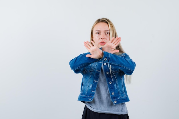 Photo gratuite jeune femme blonde charmante isolée