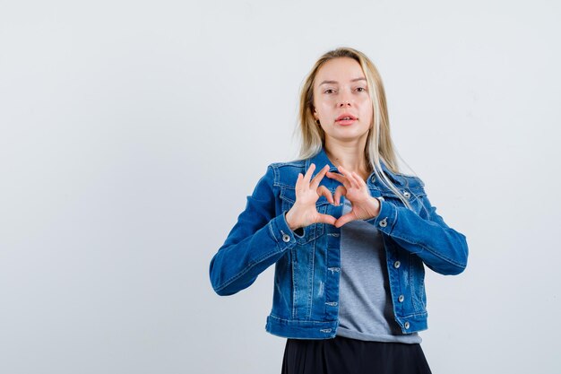 Photo gratuite jeune femme blonde charmante isolée