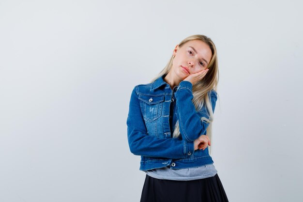 Jeune femme blonde charmante isolée