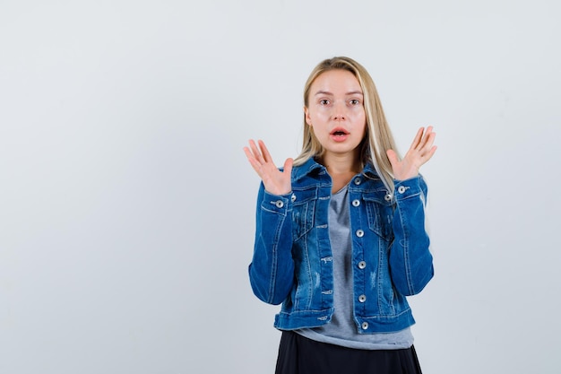 Jeune femme blonde charmante isolée