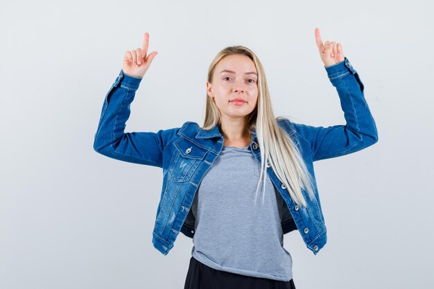 Jeune femme blonde charmante isolée