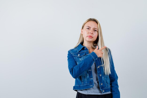 Jeune femme blonde charmante isolée