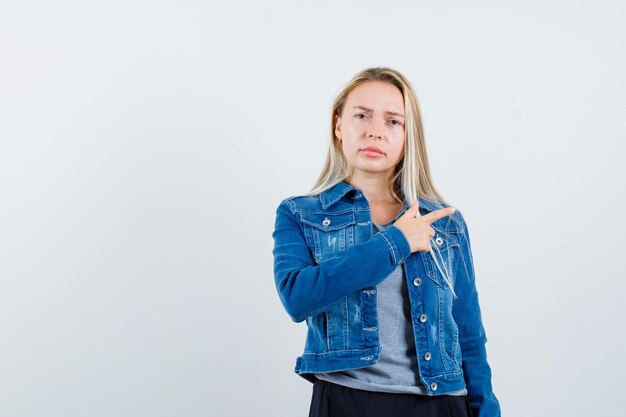 Jeune femme blonde charmante isolée