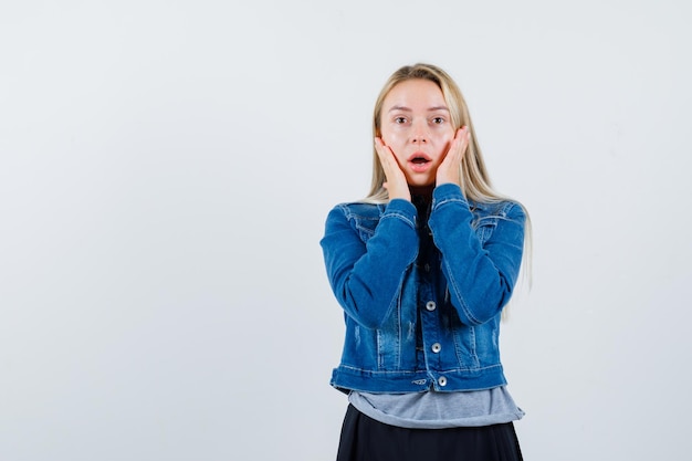 Jeune femme blonde charmante isolée