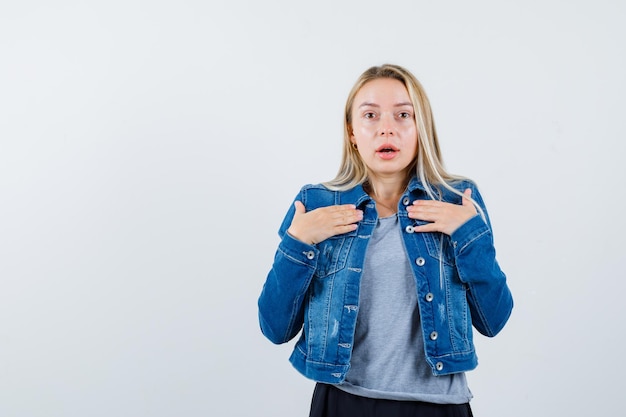 Jeune femme blonde charmante isolée