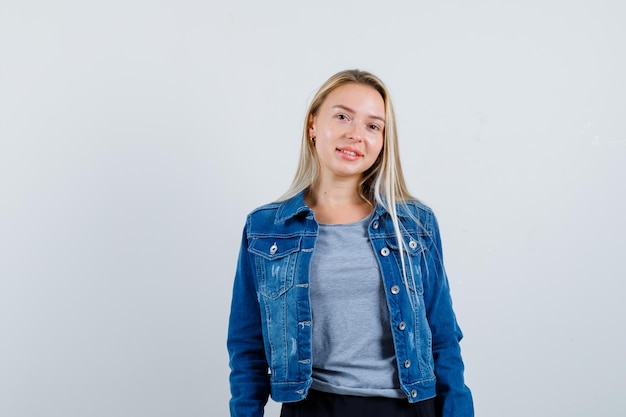 Jeune femme blonde charmante isolée