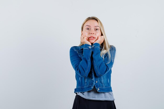 Jeune femme blonde charmante isolée