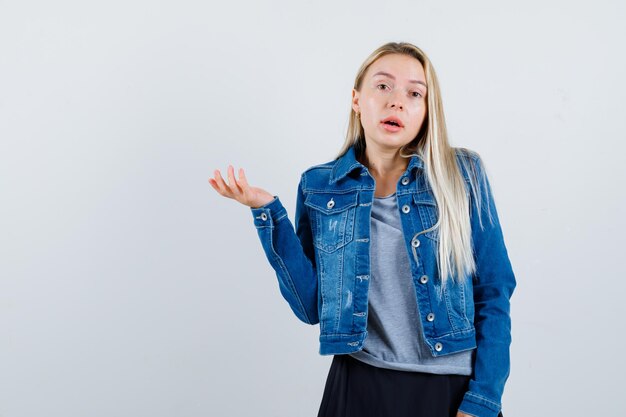 Jeune femme blonde charmante isolée