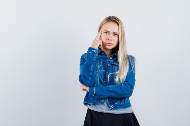 Jeune femme blonde charmante isolée