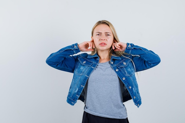 Jeune femme blonde charmante isolée