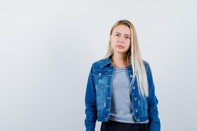 Jeune femme blonde charmante isolée