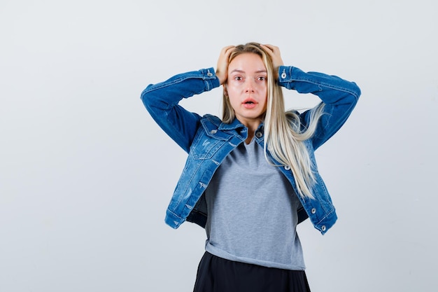 Jeune femme blonde charmante isolée