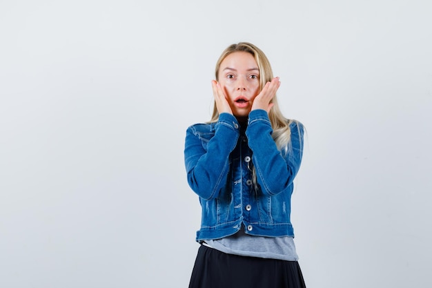 Jeune femme blonde charmante isolée