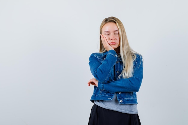 Jeune femme blonde charmante isolée