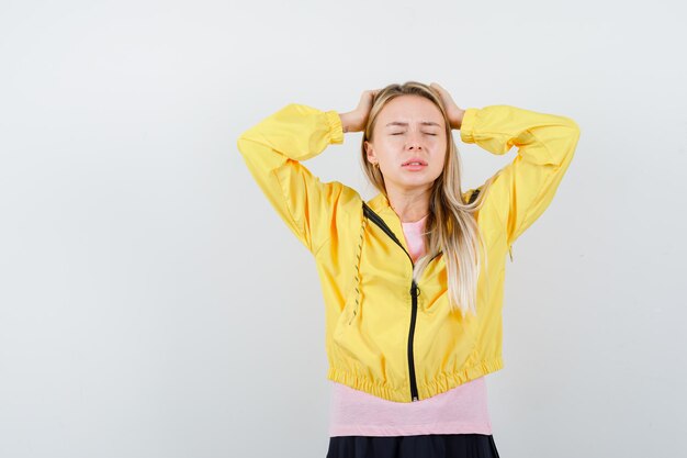 Jeune femme blonde charmante isolée