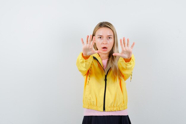 Jeune femme blonde charmante isolée