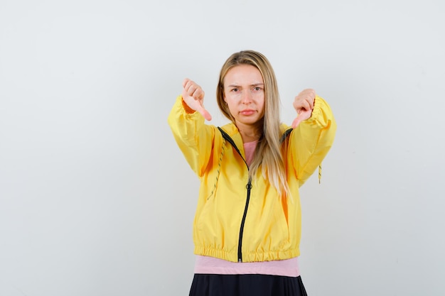 Jeune femme blonde charmante isolée