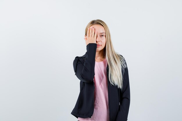 Jeune femme blonde charmante isolée