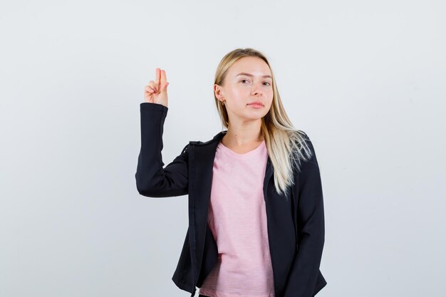 Jeune femme blonde charmante isolée