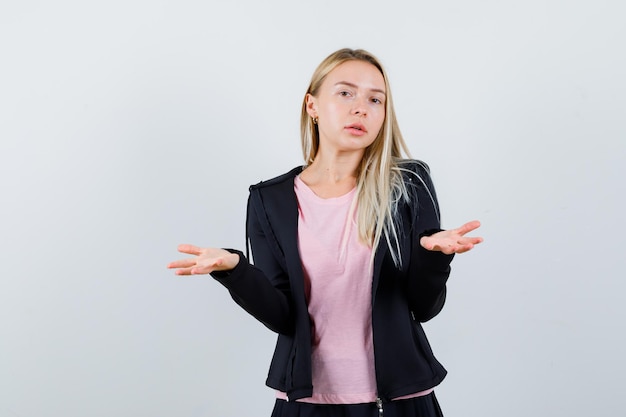 Jeune femme blonde charmante isolée