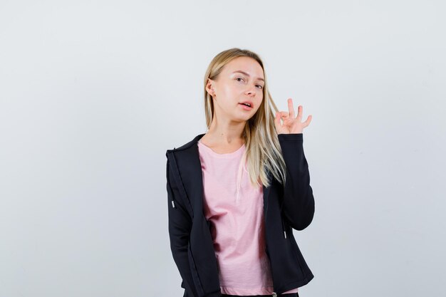 Jeune femme blonde charmante isolée