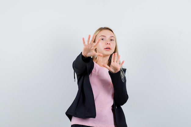 Jeune femme blonde charmante isolée