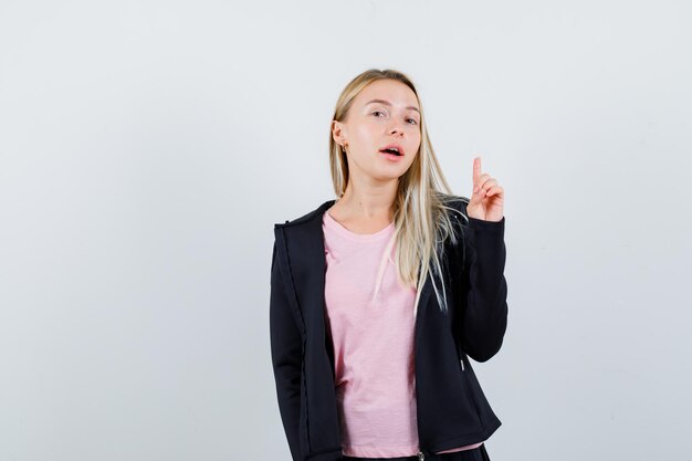 Jeune femme blonde charmante isolée