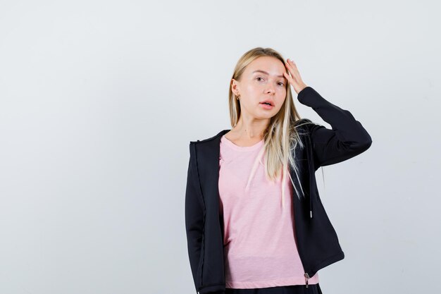 Jeune femme blonde charmante isolée