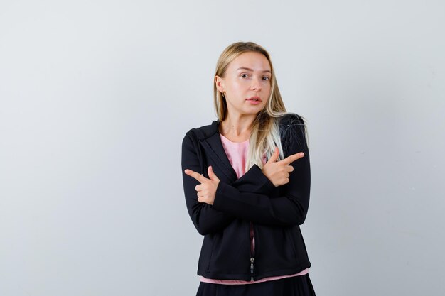 Jeune femme blonde charmante isolée