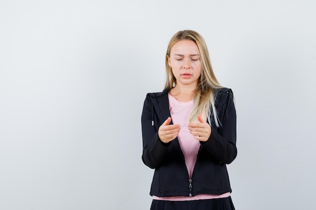 Jeune femme blonde charmante isolée