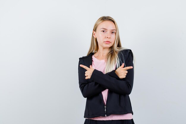 Jeune femme blonde charmante isolée