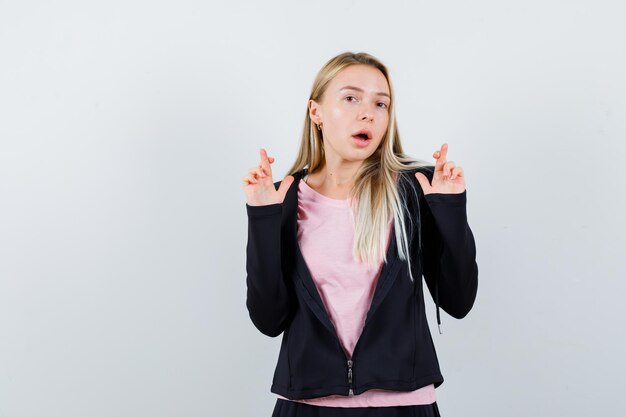 Jeune femme blonde charmante isolée