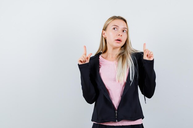 Jeune femme blonde charmante isolée