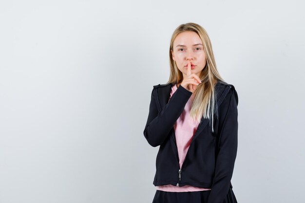 Jeune femme blonde charmante isolée