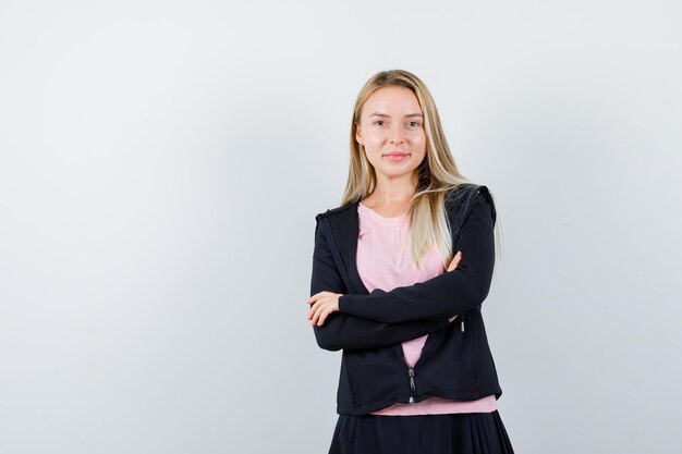 Jeune femme blonde charmante isolée